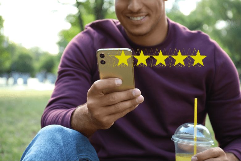 Man geeft Google Review met vijf sterren via smartphone